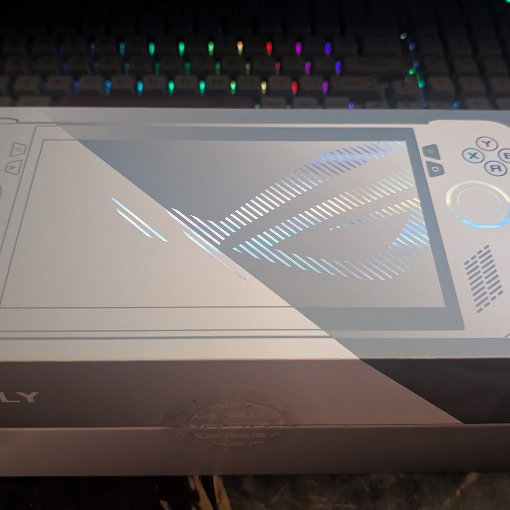 ASUS White Handheld Console with Dual-Color Design - Picture 2 of 3